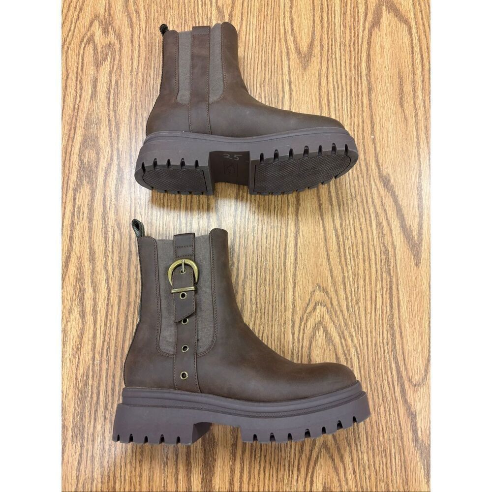 Rocket Dog Chelsea boots